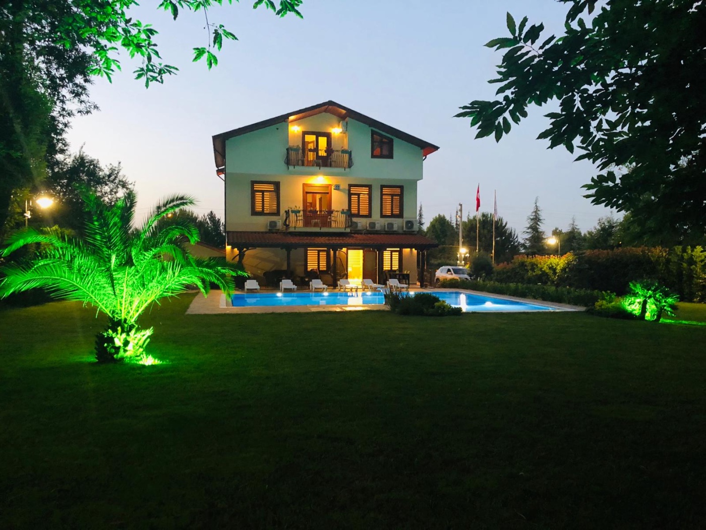 Sakarya Sapanca'da Elverişli Konumda, Özel Havuzlu, Geniş Villa - Sapanca
