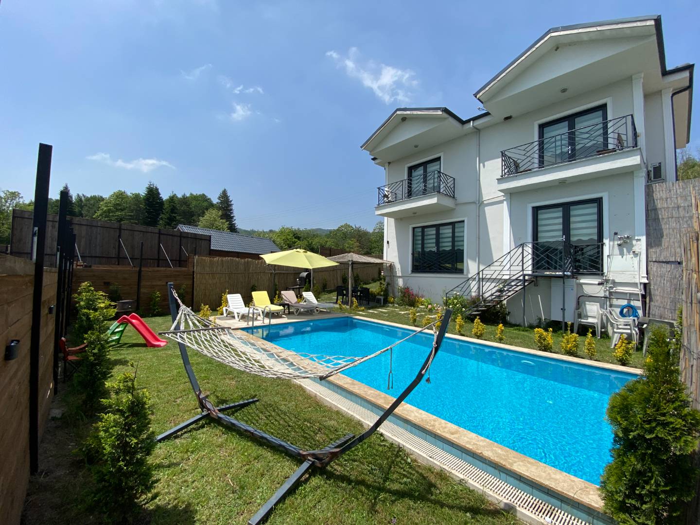 Sakarya Sapanca'da Geniş Bahçeli, Isıtmalı Havuzlu, Konforlu Villa - Sapanca