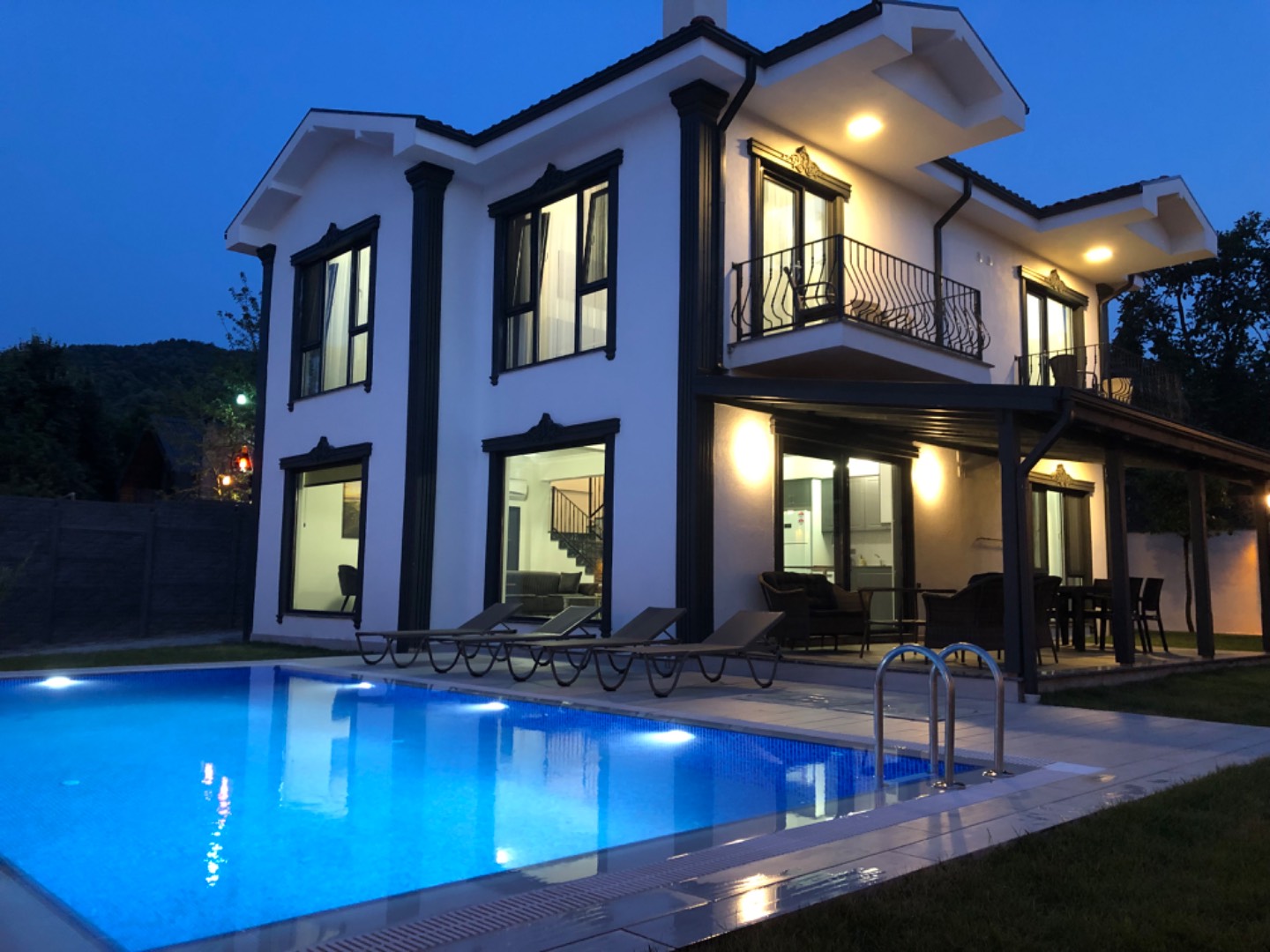 Sakarya Sapanca'da Geniş Bahçeli, Özel Havuzlu, Lüks Villa - Sapanca