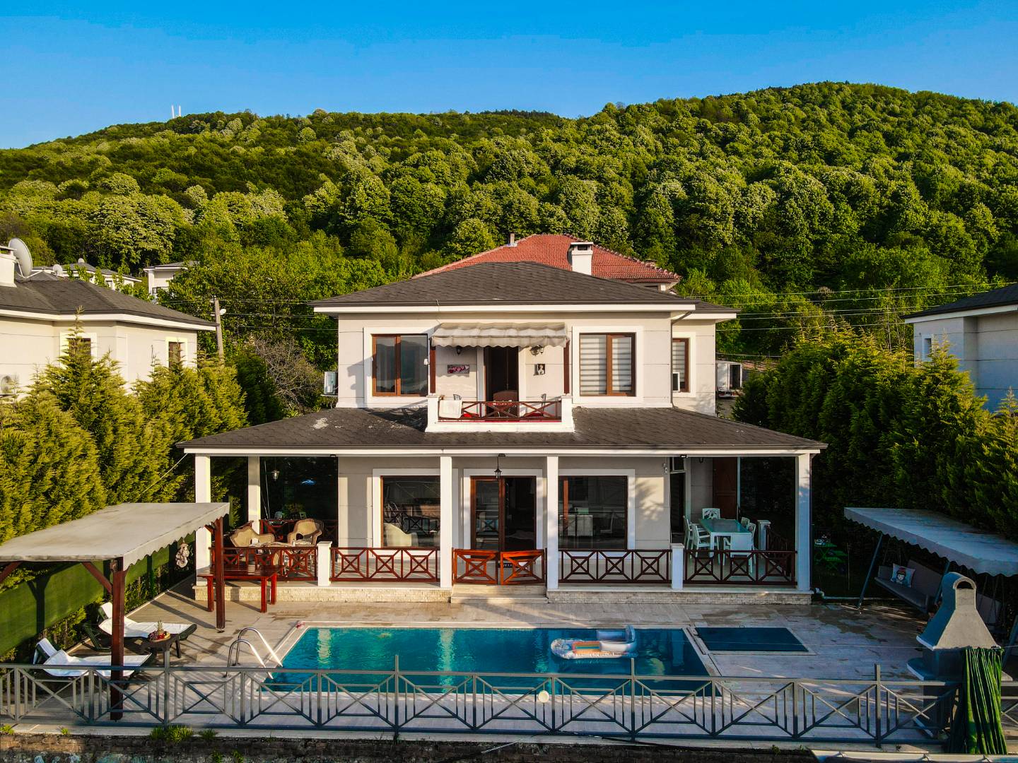 Sakarya Sapanca'da Geniş Bahçeli, Özel Havuzlu, Muhafazakar Villa - Sapanca