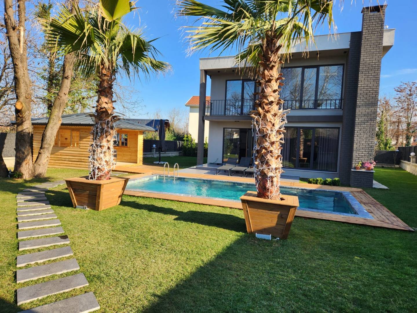 Sapanca Çayiçi'nde Geniş Bahçeli, Özel Havuzlu, Modern Villa - Sapanca