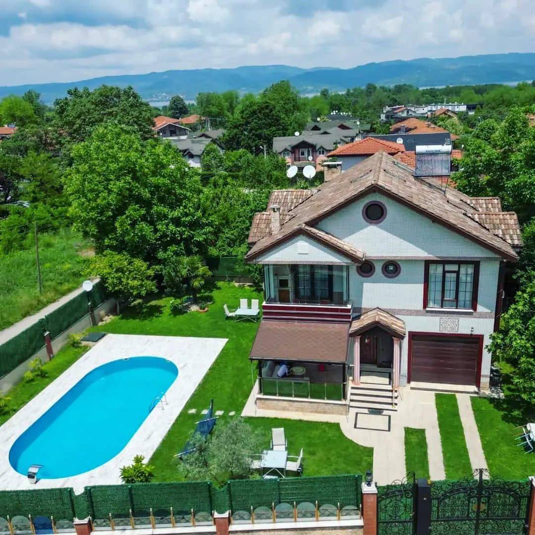 Sapanca Çayiçi'nde Merkezi Konumda, Isıtmalı Havuzlu, Lüks Villa - Sapanca / Merkez