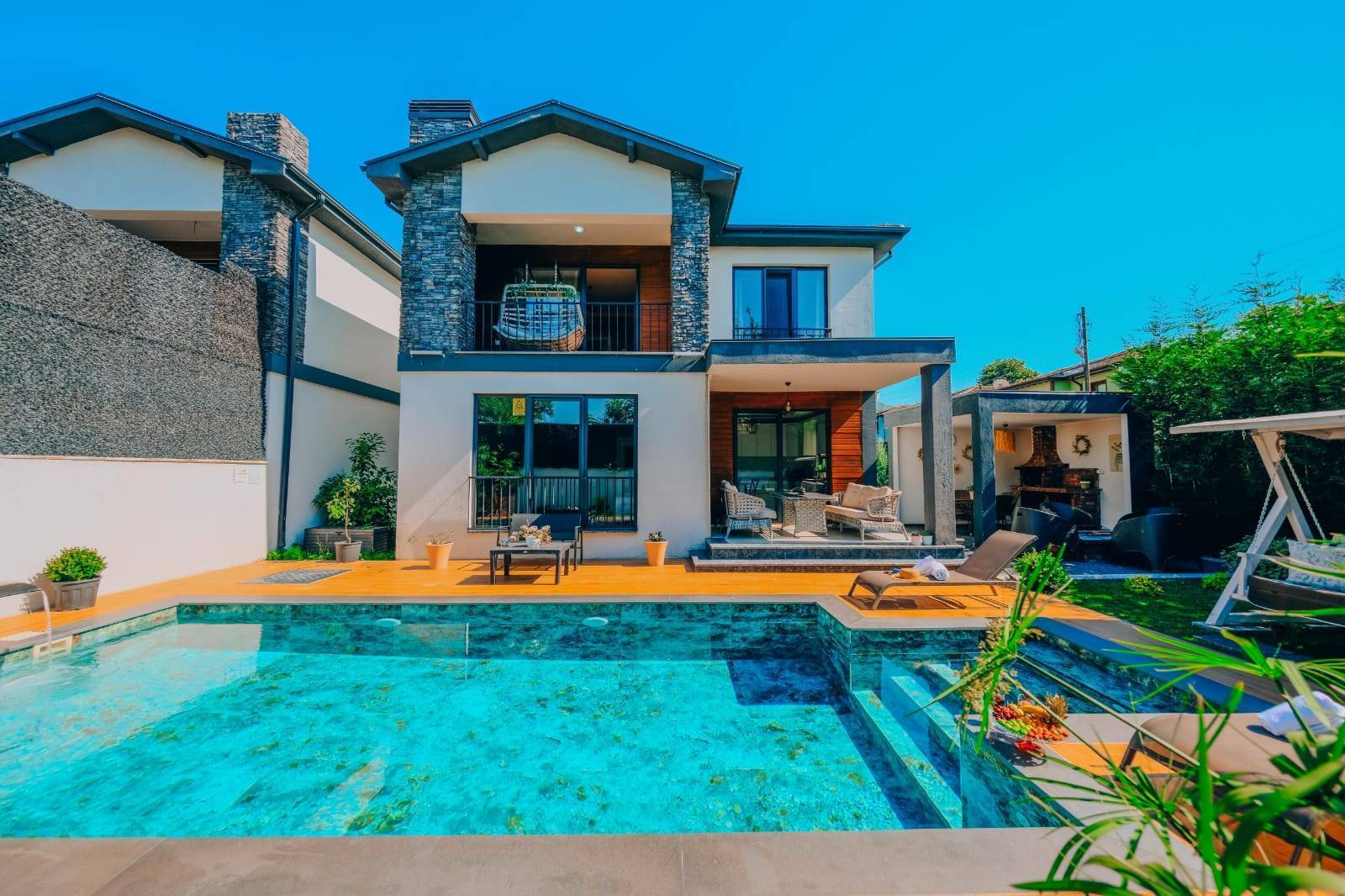 Sapanca Çayiçi'nde Modern Tasarımlı, Isıtmalı Özel Havuzlu, 4+1 Villa - Sapanca