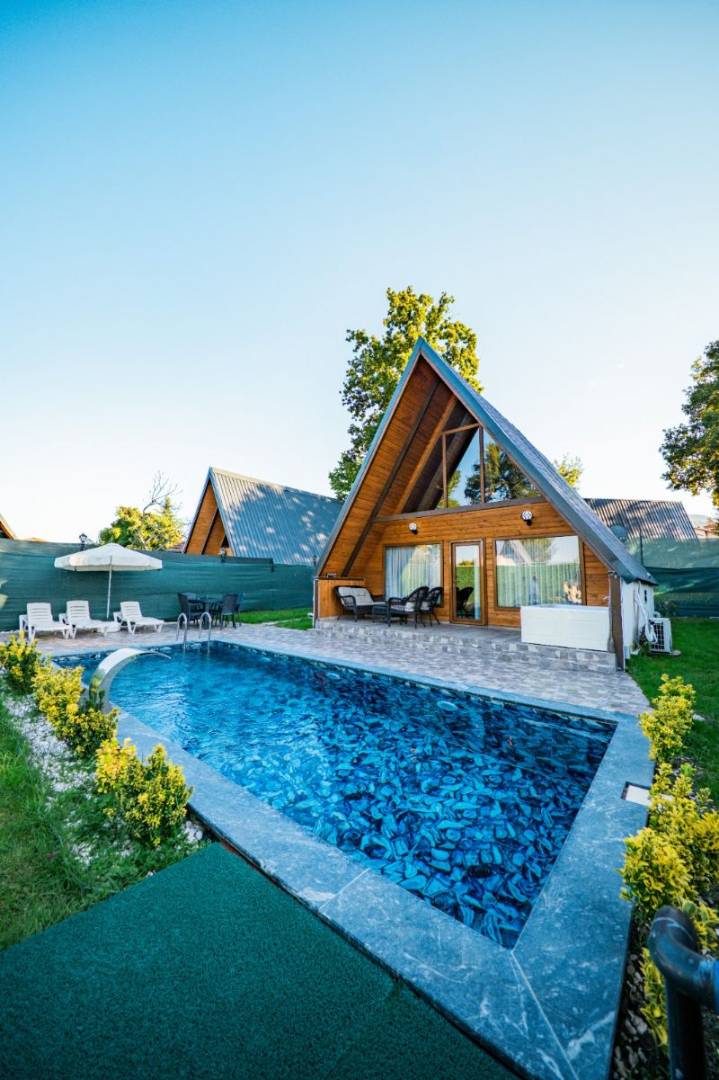 Sapanca Çayiçi'nde Yemyeşil Bahçeli, Isıtmalı Havuzlu, Kiralık Bungalov - Sapanca