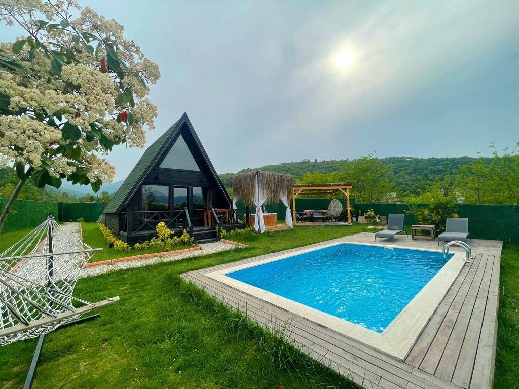 Sapanca Gazipaşa'da Geniş Bahçeli, Isıtmalı Havuzlu, Kiralık Bungalov - Sapanca