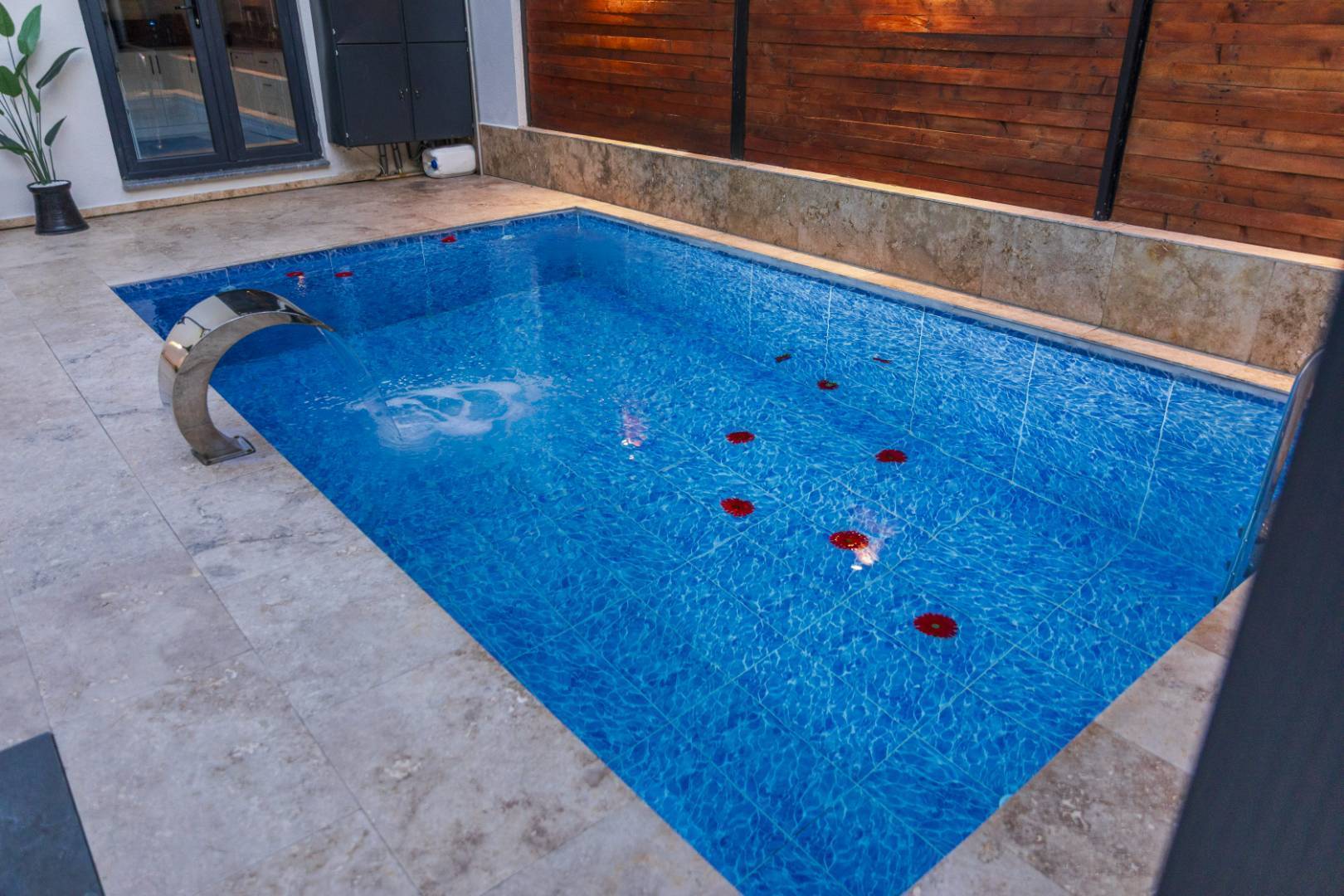 Sapanca Güldibi'nde Merkezi Konumda, Isıtmalı Havuzlu, Modern Villa fotoğraf 2