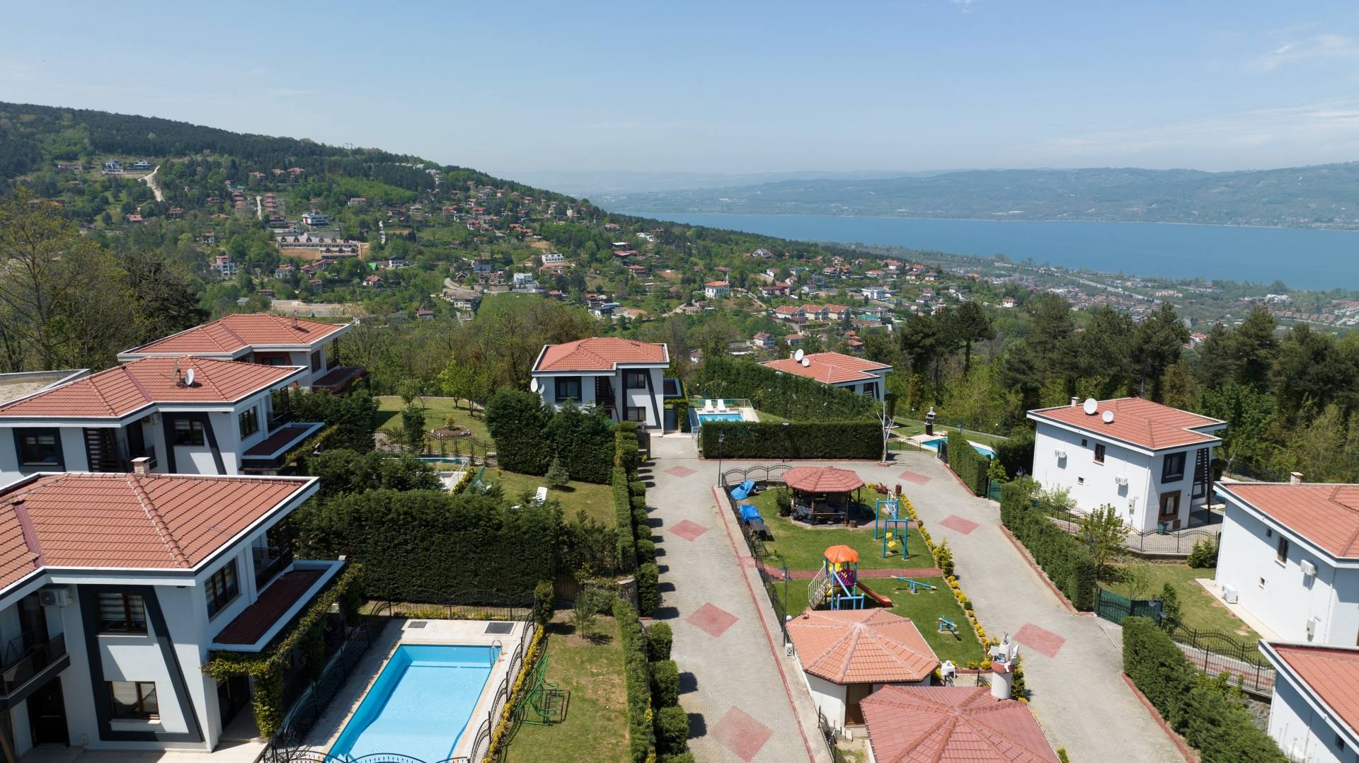 Sapanca Güldibi'nde Modern Tasarımlı, Isıtmalı Havuzlu, Kiralık Villa fotoğraf 2