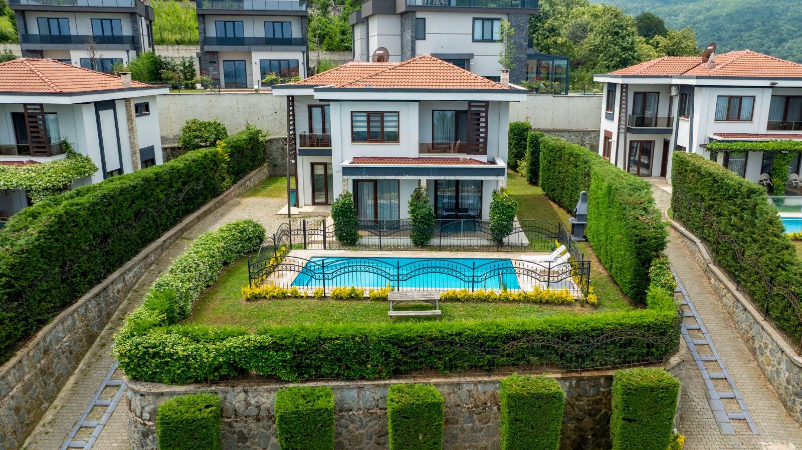 Sapanca Güldibi'nde Yeşillikler İçerisinde, Özel Havuzlu, Modern Villa - Sapanca / Güldibi