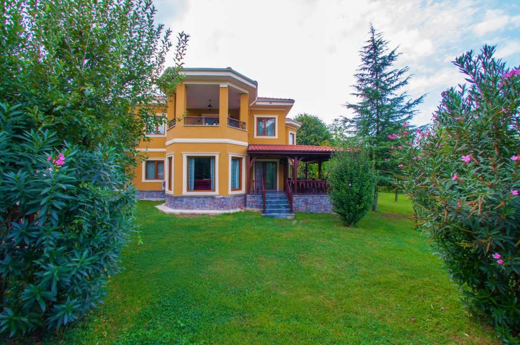 Sapanca Kırkpınar'da Ferah Bahçeli, Modern Tasarımlı, Şömineli Villa - Sapanca / Kırkpınar