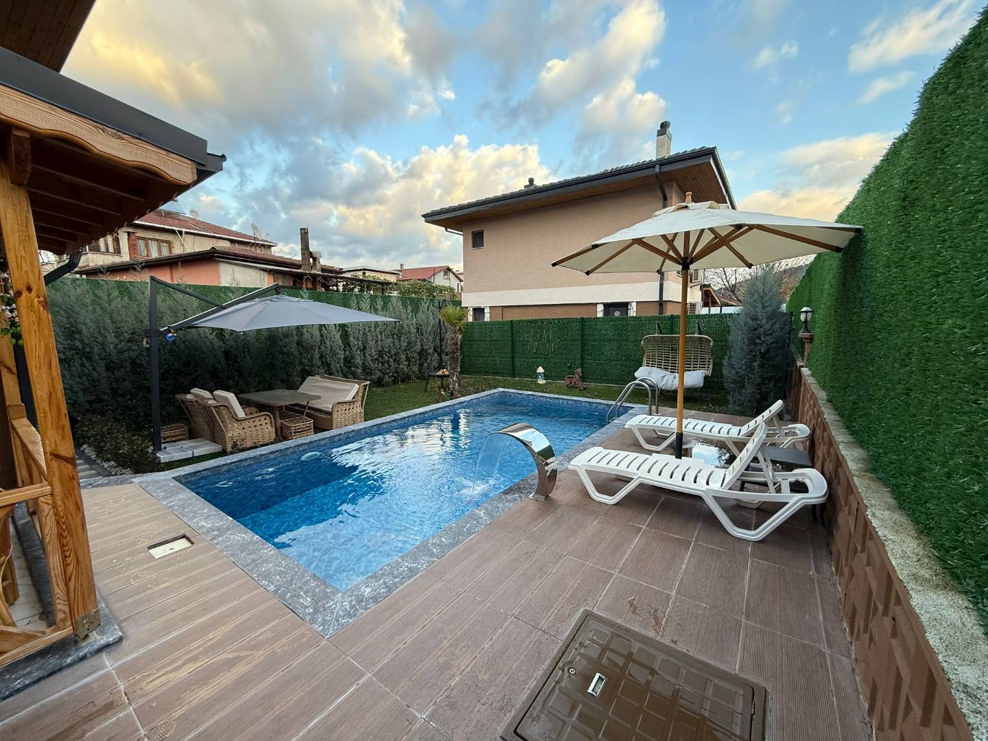 Sapanca Kırkpınar'da Merkeze Yakın, Isıtmalı Havuzlu, Lüks Villa - Sapanca / Kırkpınar