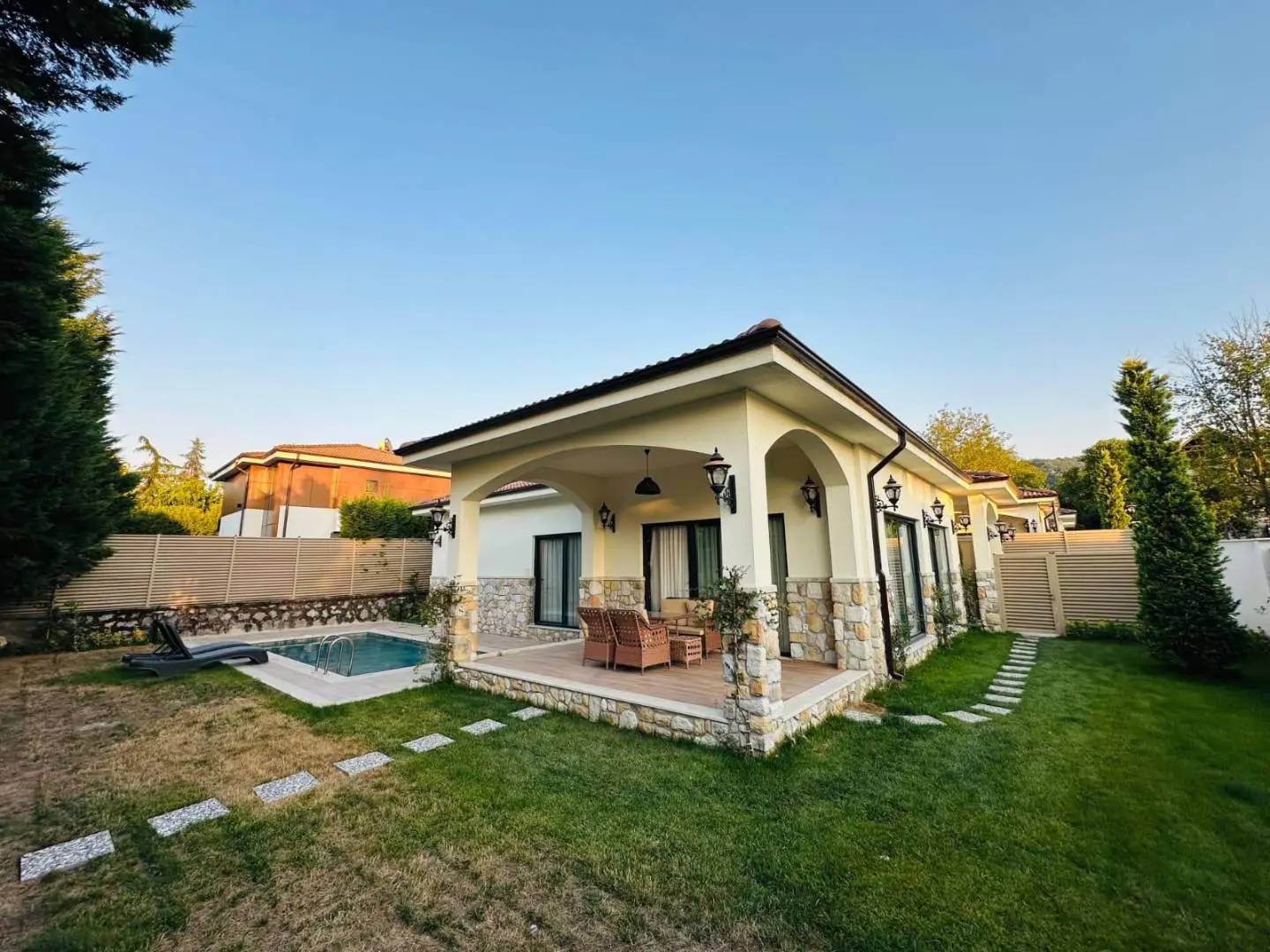 Sapanca Kırkpınar'da Merkeze Yakın, Isıtmalı Özel Havuzlu, 3+1 Villa - Sapanca / Kırkpınar
