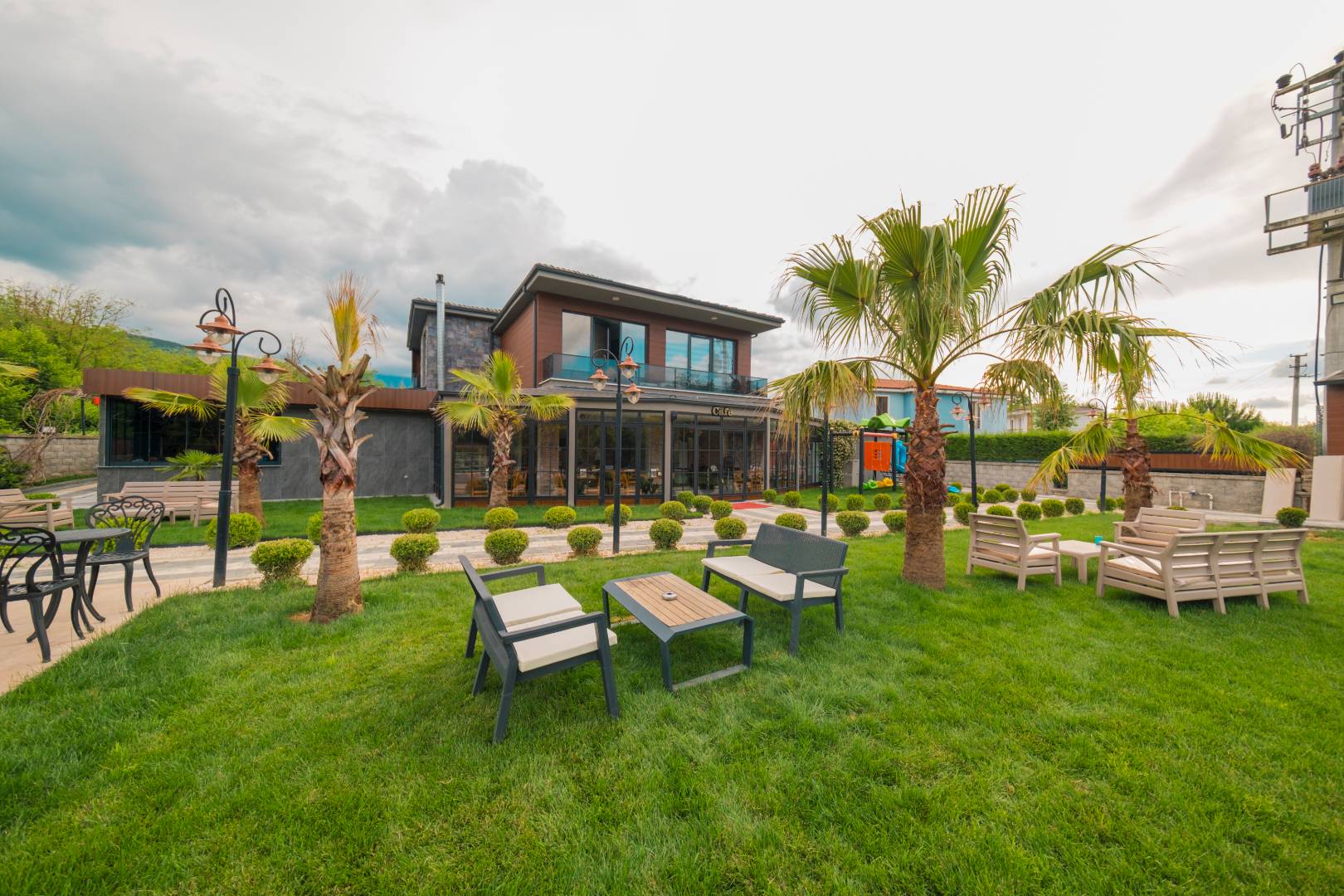 Sapanca Kırkpınar'da Yemyeşil Bahçeli, Özel Havuzlu, Modern Villa - Sapanca / Kırkpınar