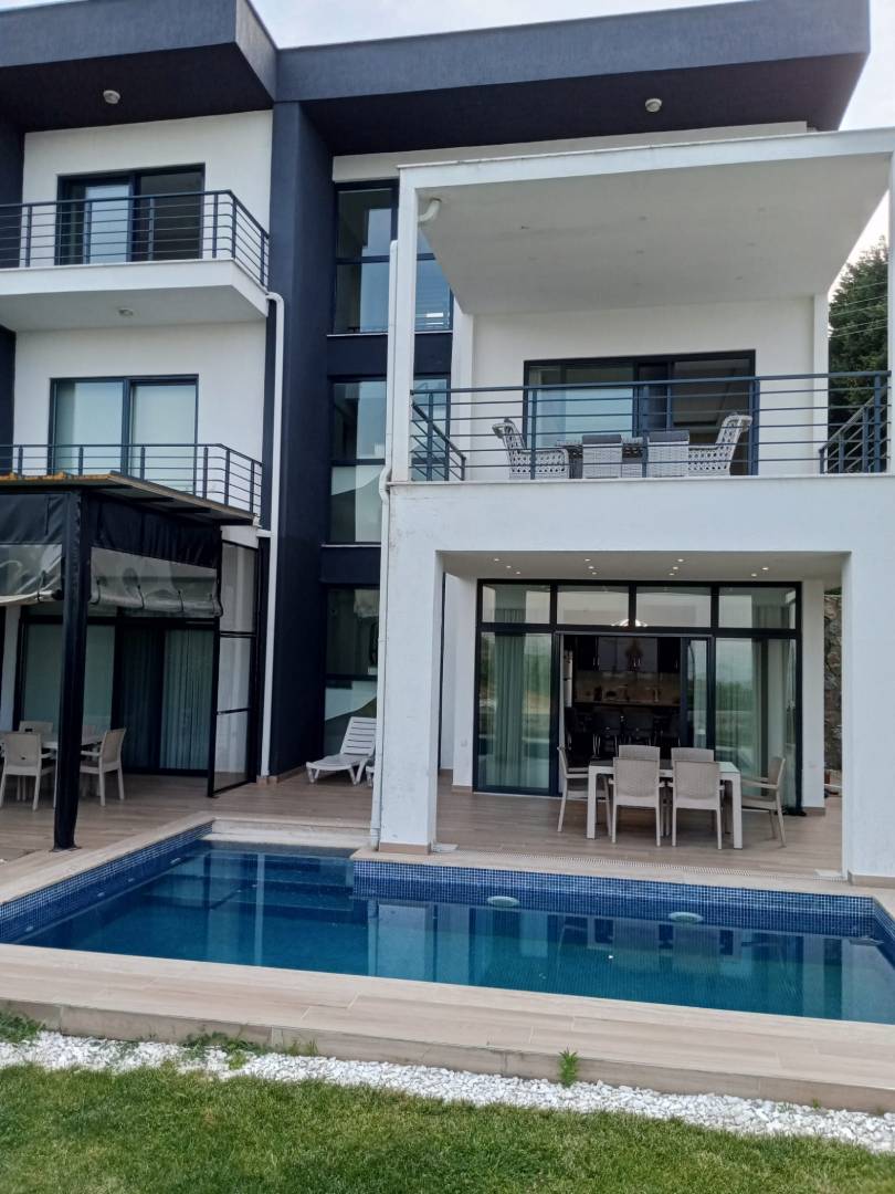 Sapanca Kurtköy'de Gözalıcı Göl Manzaralı, Özel Havuzlu, 10 Kişilik Villa - Sapanca / Kurtköy