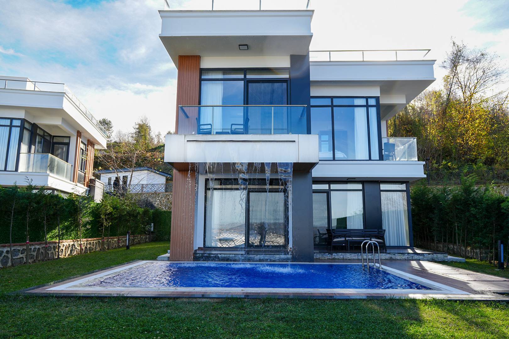 Sapanca Kuruçeşme'de Göl Manzaralı, Isıtmalı Özel Havuzlu, Kiralık Villa - Sapanca / Göl