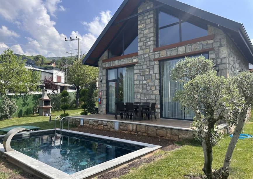 Sapanca Nailiye'de Muhteşem Manzaralı, Özel Havuzlu, Otantik Taş Ev - Sapanca / Nailiye