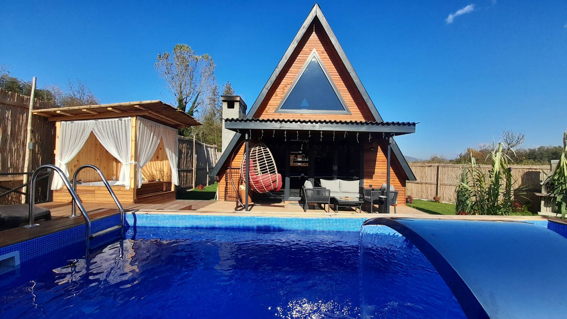 Sapanca Rüstempaşa'da Modern Tasarımlı, Özel Havuzlu, Kiralık Bungalov - Sapanca / Rüstempaşa
