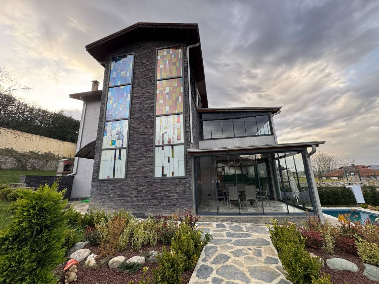Sapanca Yanık'ta Göl Manzaralı, Isıtmalı Özel Havuzlu, Bahçeli Villa - Sapanca / Yanık
