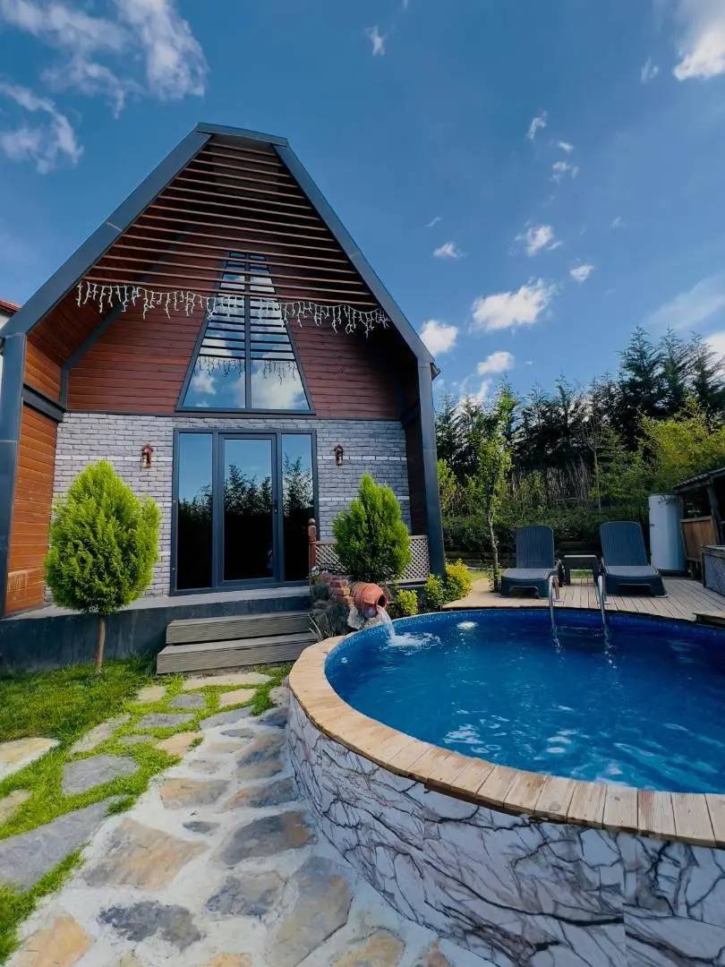 Sapanca Yanık'ta Merkezi Konumda, Isıtmalı Havuzlu, Modern Bungalov - Sapanca / Yanık