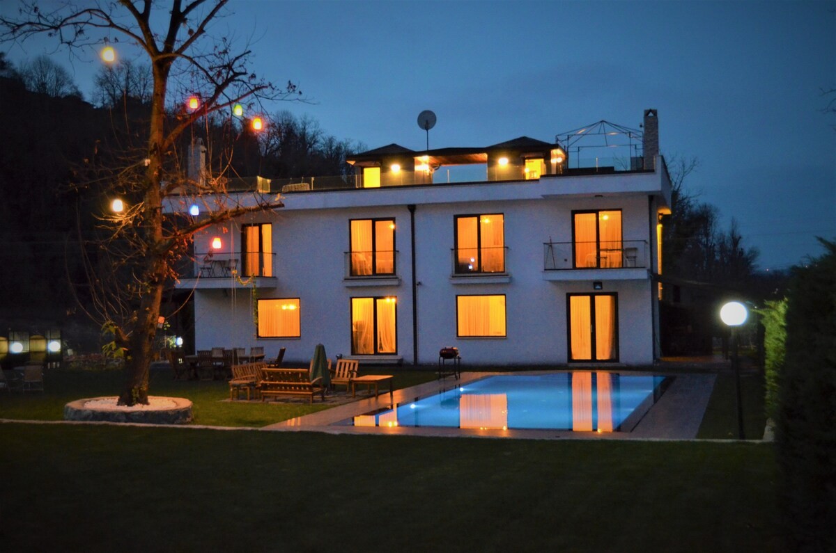 Sapanca'da Doğa Manzaralı Eşsiz Teraslı, Geniş Bahçeli, Şömineli Villa - Sapanca