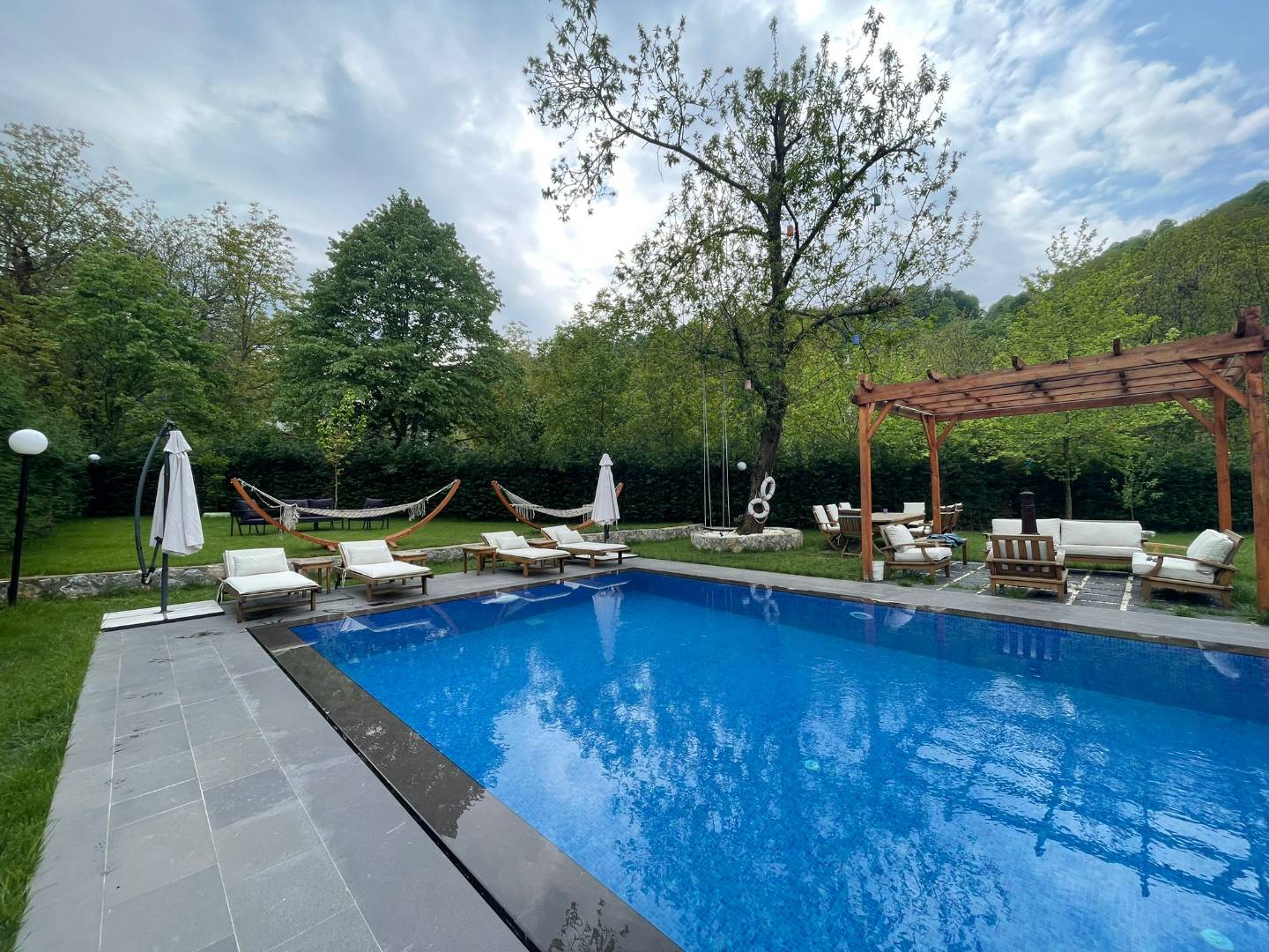 Sapanca'da Doğa Manzaralı Eşsiz Teraslı, Geniş Bahçeli, Şömineli Villa fotoğraf 2