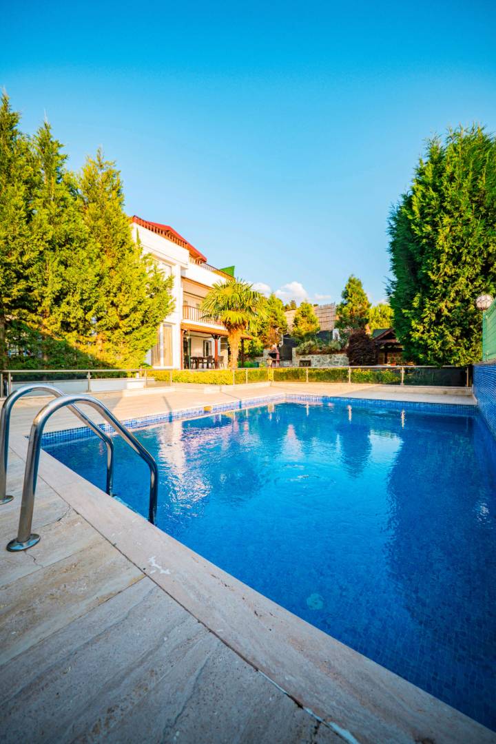 Sapanca'da Göl Manzaralı  Sakin Konumda, Isıtmalı Havuzlu, Lüks Villa - Sapanca / Göl