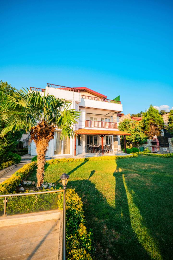 Sapanca'da Göl Manzaralı  Sakin Konumda, Isıtmalı Havuzlu, Lüks Villa fotoğraf 2