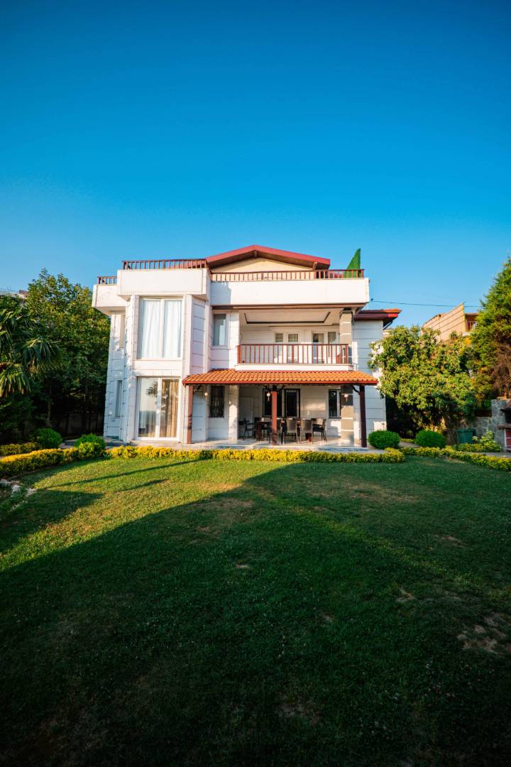 Sapanca'da Göl Manzaralı  Sakin Konumda, Isıtmalı Havuzlu, Lüks Villa fotoğraf 3