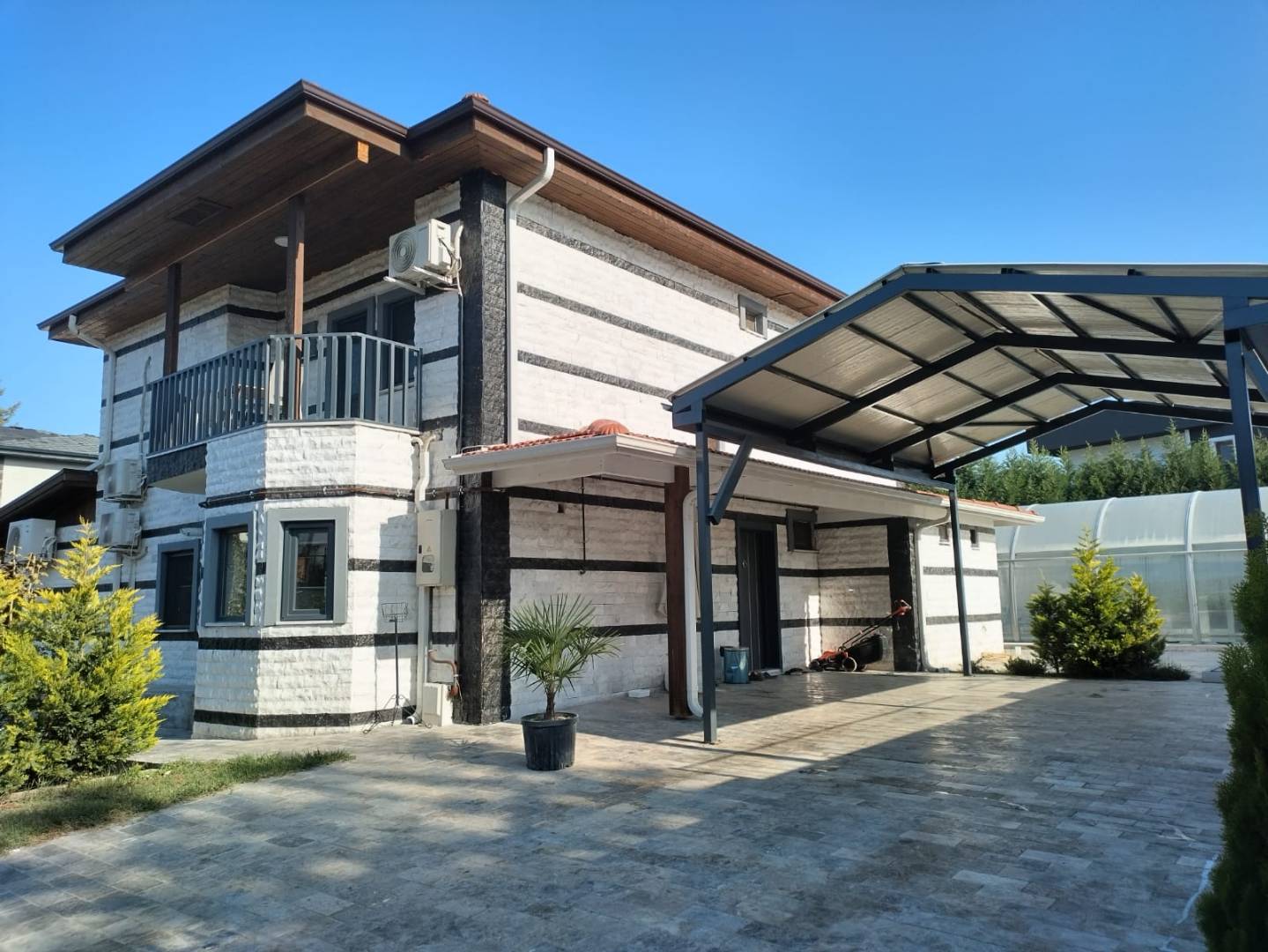 Sapanca'da Kalabalık Aileler İçin Uygun, Kapalı Havuzlu, Modern Villa - Sapanca