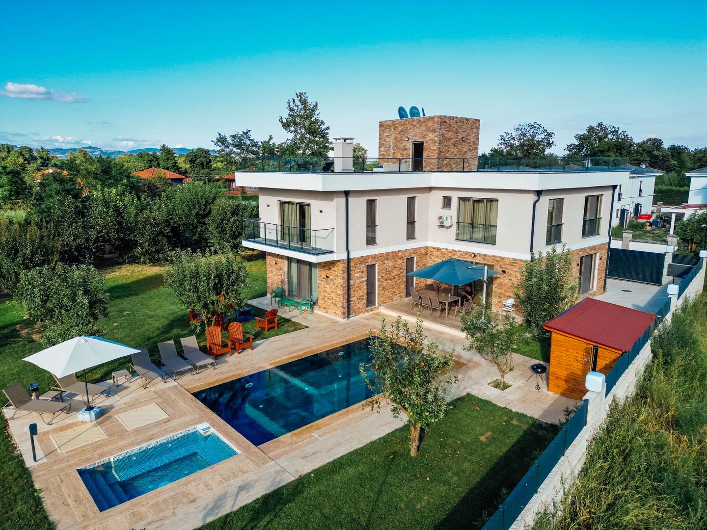 Sapanca'da Kalabalık Ailelere Uygun, Isıtmalı Havuzlu, Kiralık Villa - Sapanca