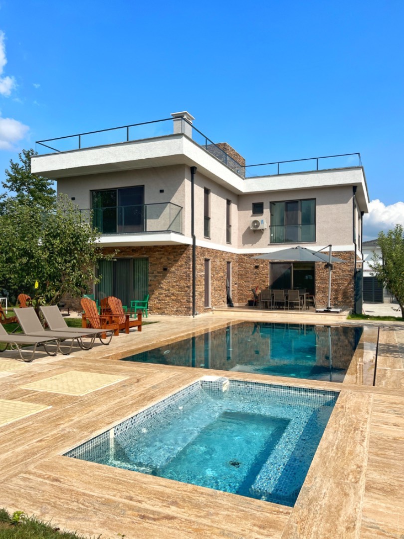 Sapanca'da Kalabalık Ailelere Uygun, Isıtmalı Havuzlu, Kiralık Villa fotoğraf 3