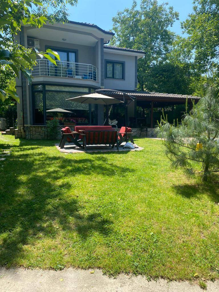 Sapanca'da Kalabalık Ailelere Uygun, Isıtmalı Havuzlu, Modern Villa - Sapanca