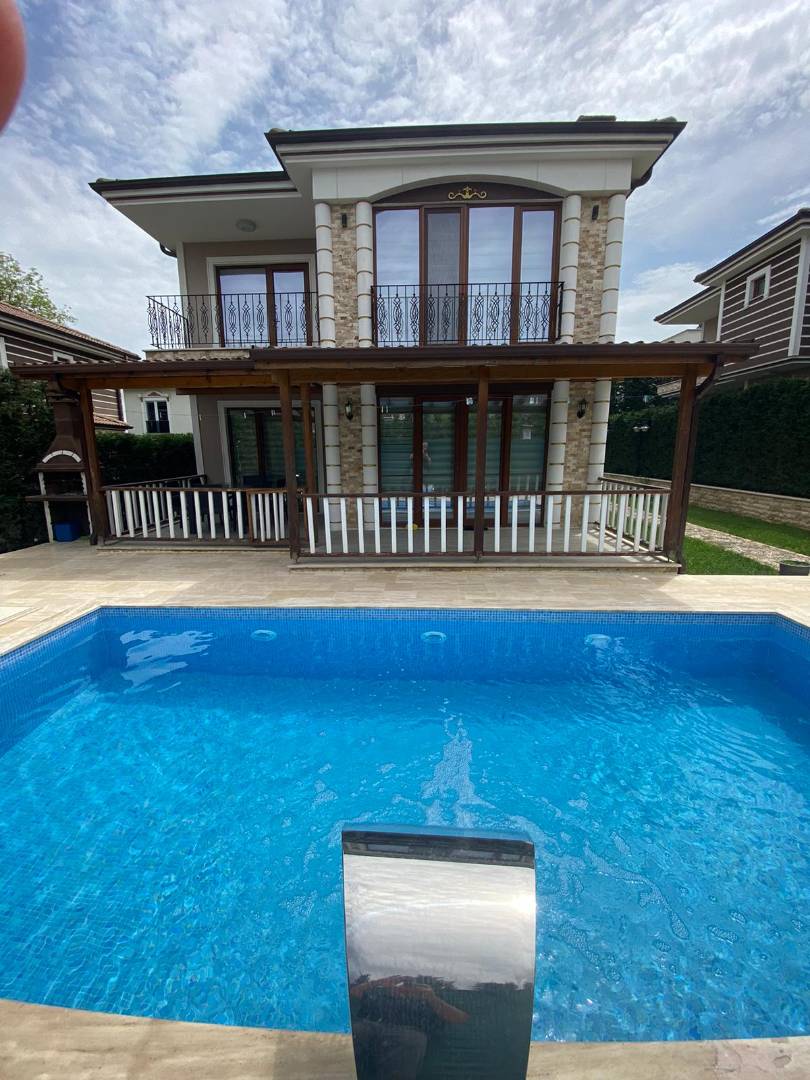 Sapanca'da Özel Bahçe İçerisinde, Havuzlu, 10 Kişilik Lüks Villa - Sapanca