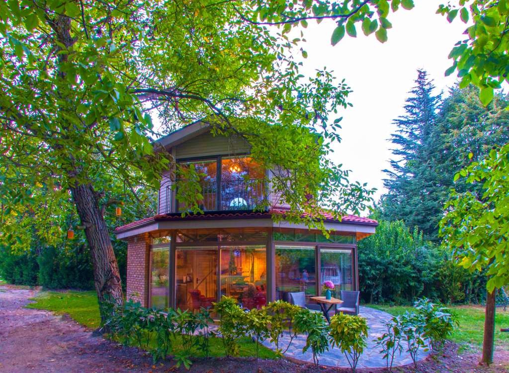 Sapanca'da Romantik Tasarıma Sahip, Geniş Bahçeli, Şömineli, Kiralık Villa - Sapanca