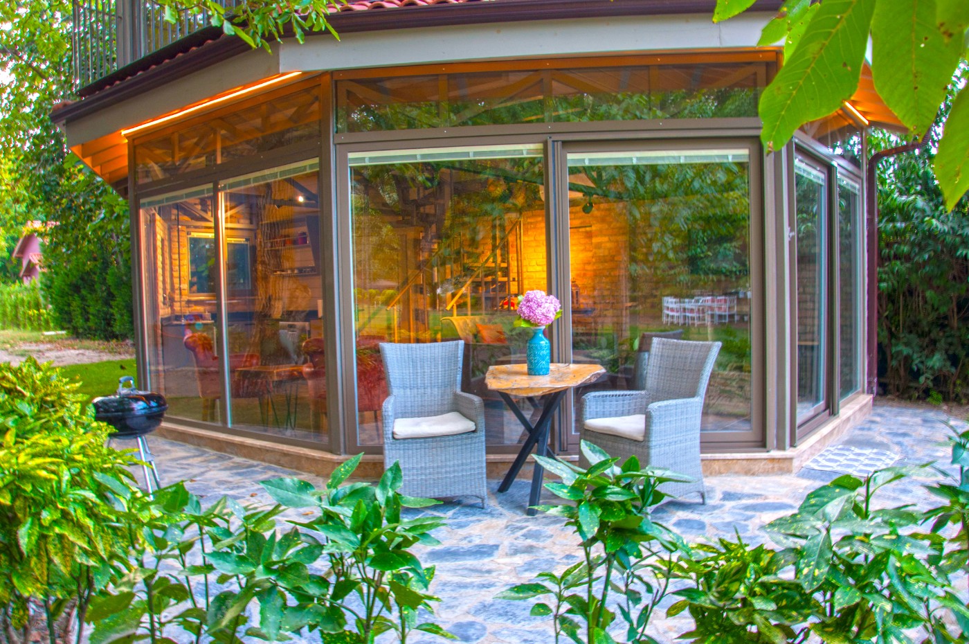 Sapanca'da Romantik Tasarıma Sahip, Geniş Bahçeli, Şömineli, Kiralık Villa fotoğraf 3