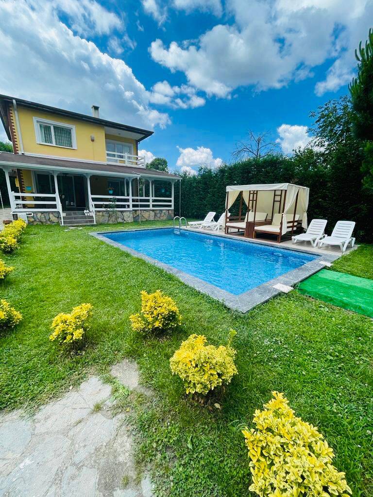 Sapanca'da Yemyeşil Bahçe İçerisinde, Özel Havuzlu, Kiralık Villa fotoğraf 2