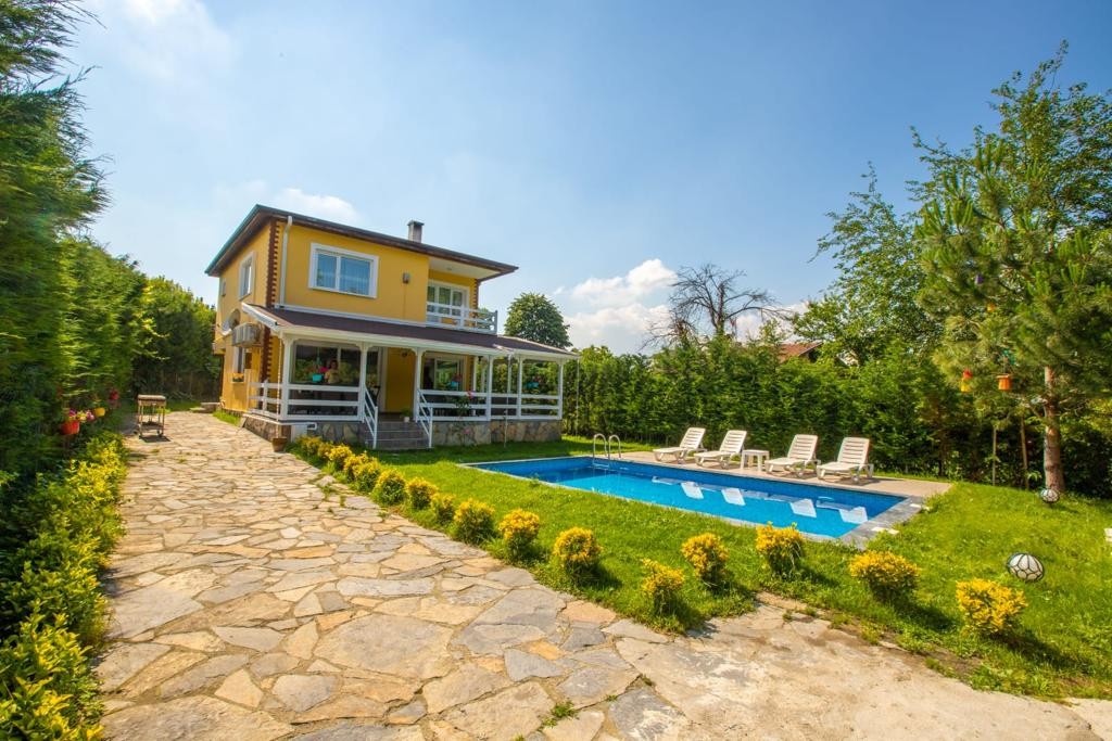 Sapanca'da Yemyeşil Bahçe İçerisinde, Özel Havuzlu, Kiralık Villa fotoğraf 3