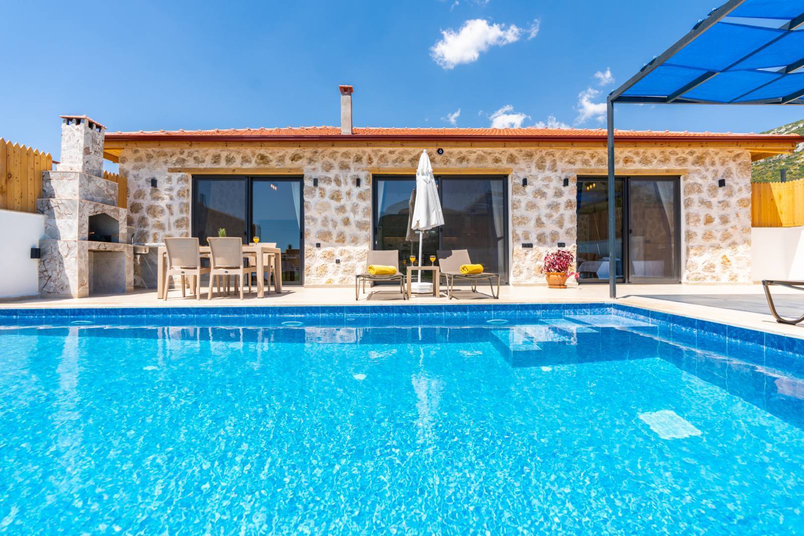 Kaş Bezirgan'da Geniş Bahçeli, Özel Havuzlu, Konforlu Taş Villa - Kaş / Bezirgan