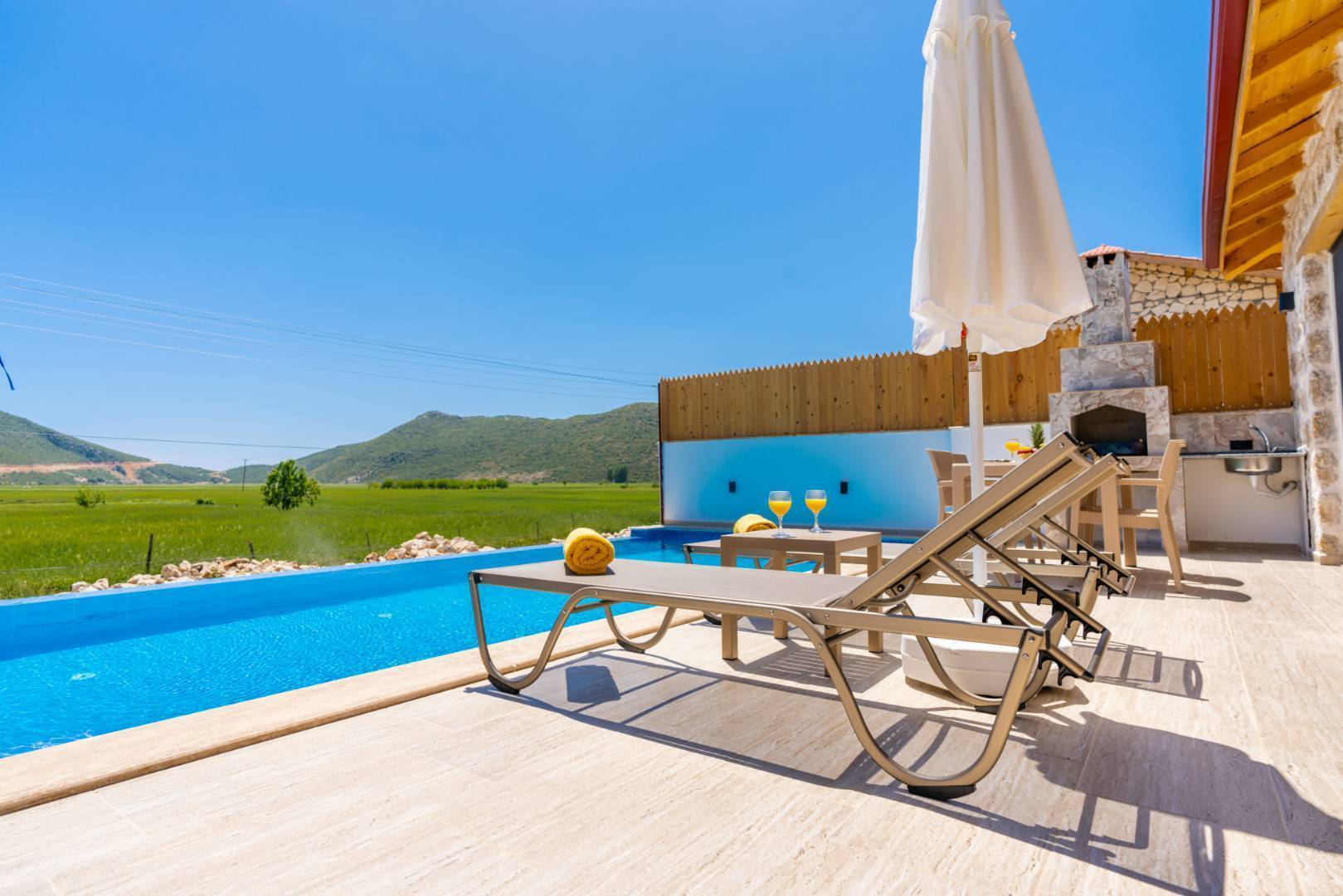 Kaş Bezirgan'da Geniş Bahçeli, Özel Havuzlu, Konforlu Taş Villa fotoğraf 3